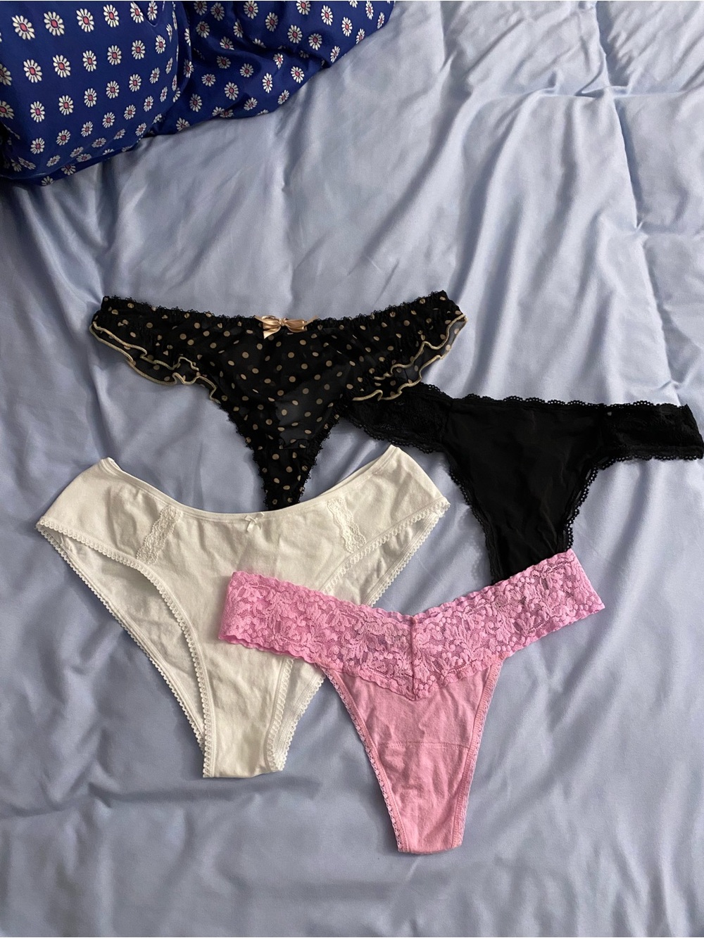 Skims Hanky Panky Lace & Cotton Bikini Thong panties 4 Pack medium